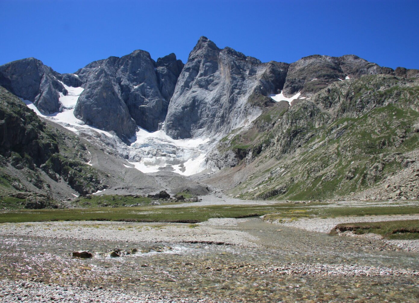 Ascension du Vignemale en 2 jours depuis le Pont d’Espagne : mon récit, mon matériel, mes conseils